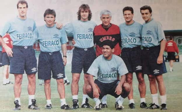 De izq. a der.: Voro, Alfredo Santaelena, Paco Jémez, Arsenio Iglesias, Manjarín y Pedro Riesco. Abajo, Donato.  PJ