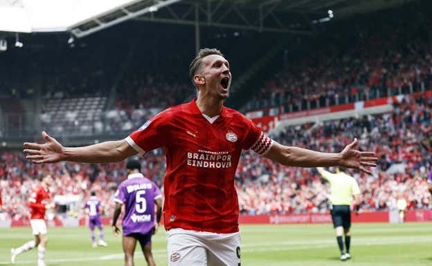 De Jong celebra ante su público.  EFE