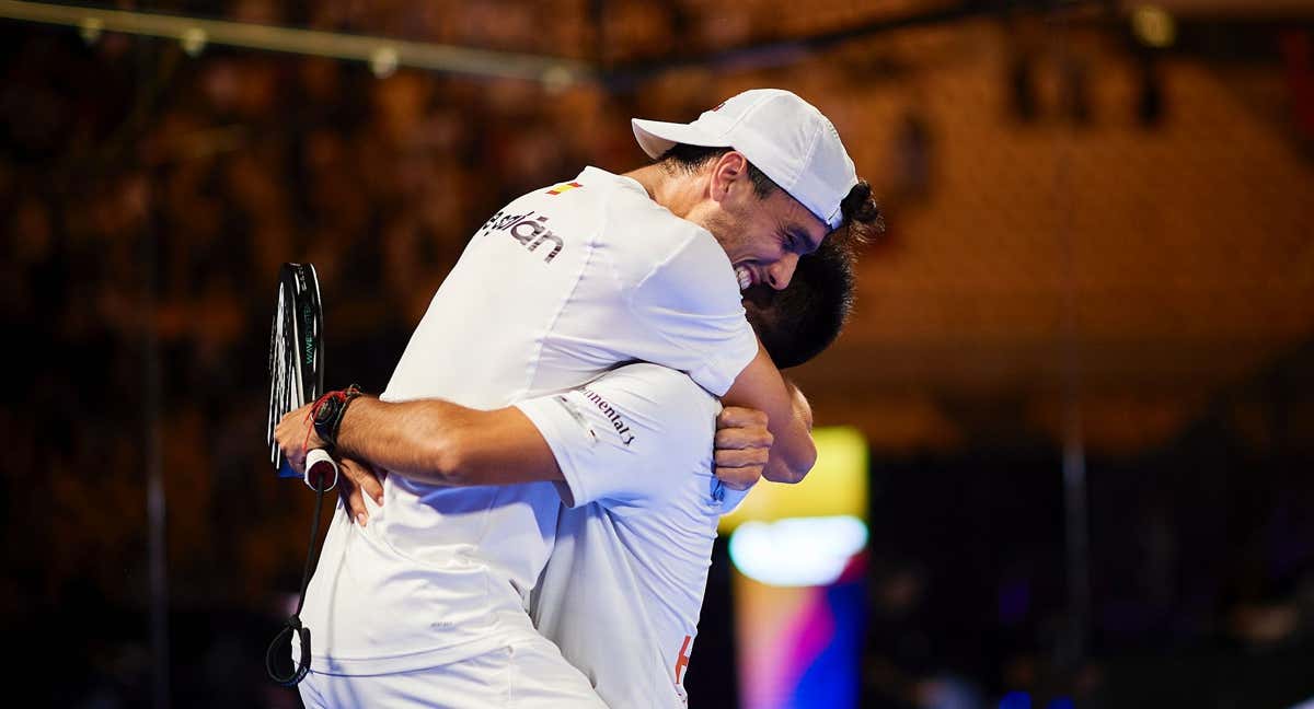 Galán y Chingotto se abrazan tras la victoria en Sevilla./PREMIER PADEL