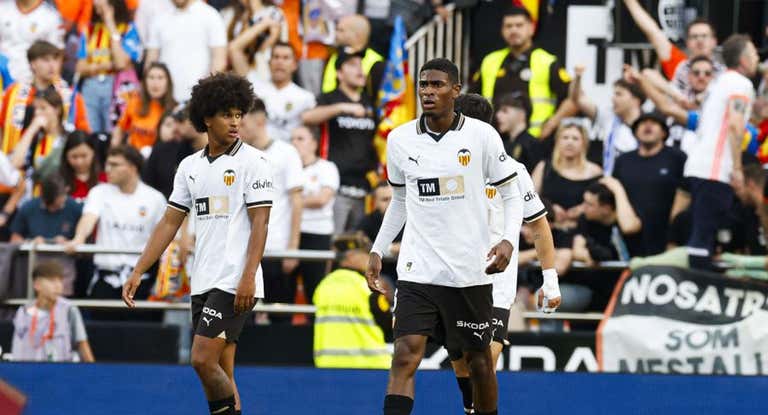 Al Valencia se le escapa Europa en Mestalla y el Alavés certifica la salvación