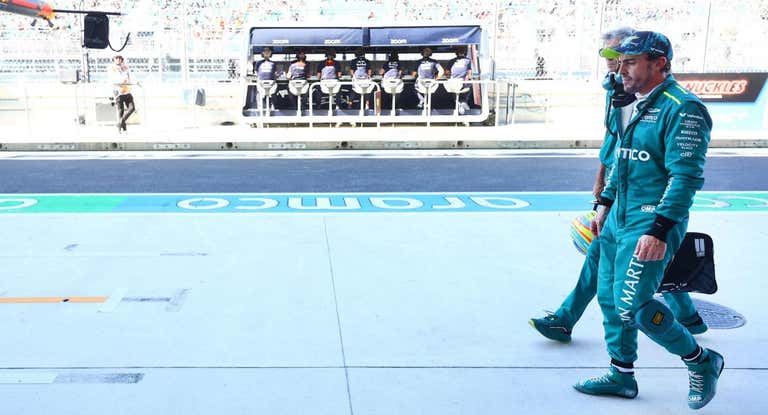 Fernando Alonso vuelve al garaje tras su 15º puesto.