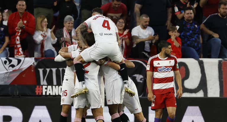 Los jugadores del Sevilla celebran uno de los goles ante el Granada.