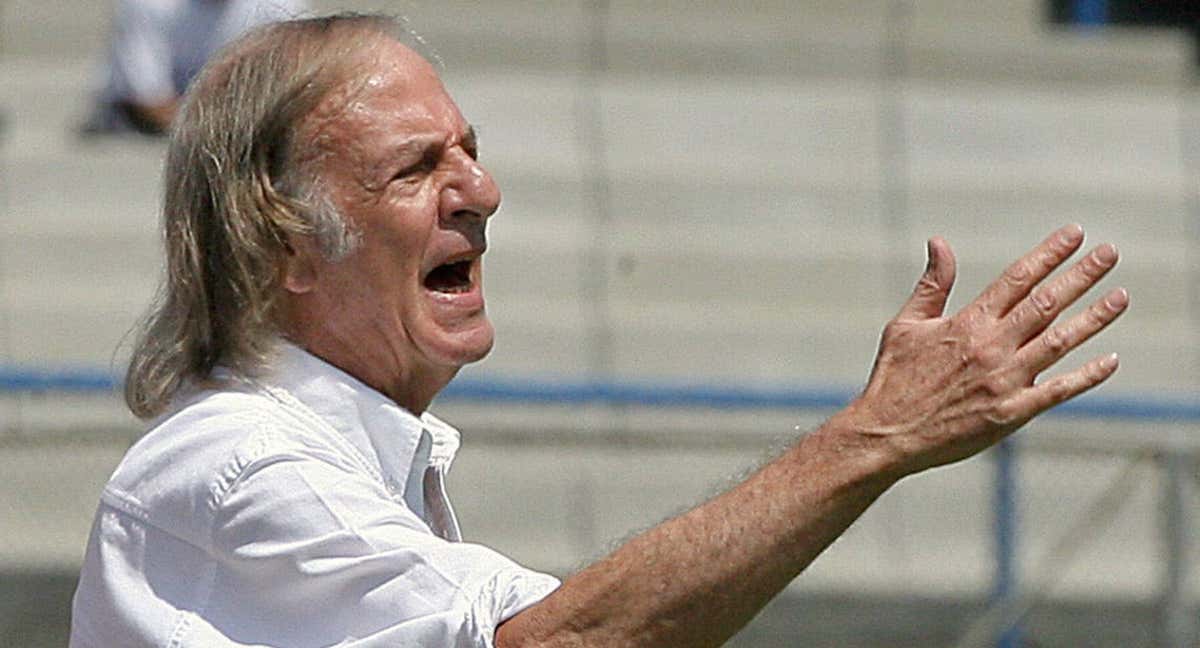 César Luis Menotti, cuando dirigía al Tecos mexicano, el último club al que entrenó. /AFP