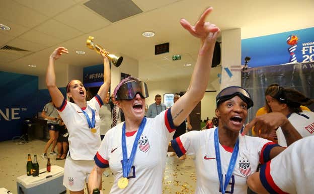 Megan Rapinoe y Crystal Dunn celebran el Mundial del 2019.  Getty