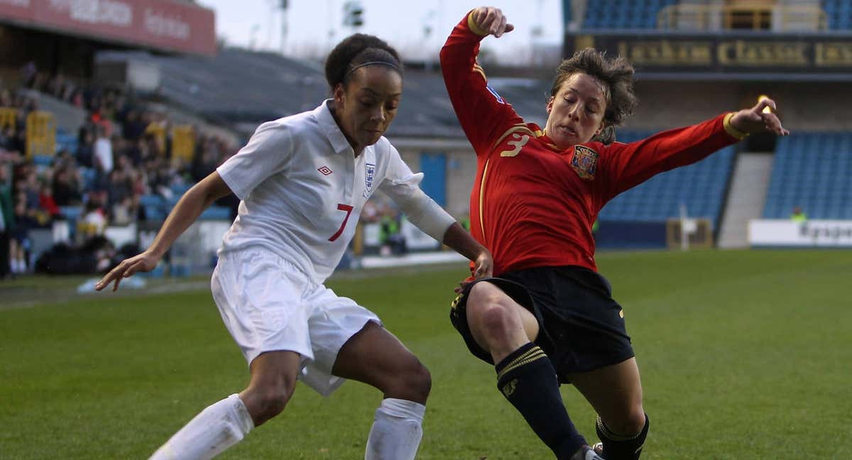 Sonia Vesga pugna por un balón con Jess Clarke durante un partido ante Inglaterra. /Getty