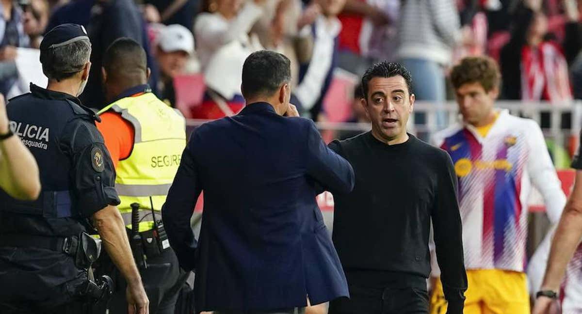 Xavi y Míchel se saludan tras el final del Girona-Barcelona jugado este sábado. /EFE/David Borrat