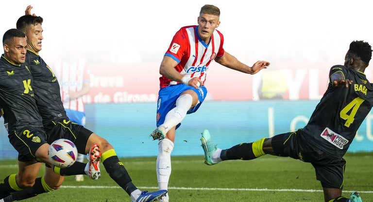 El delantero Artem Dovbyk marca en el Girona - Almería de LaLiga.