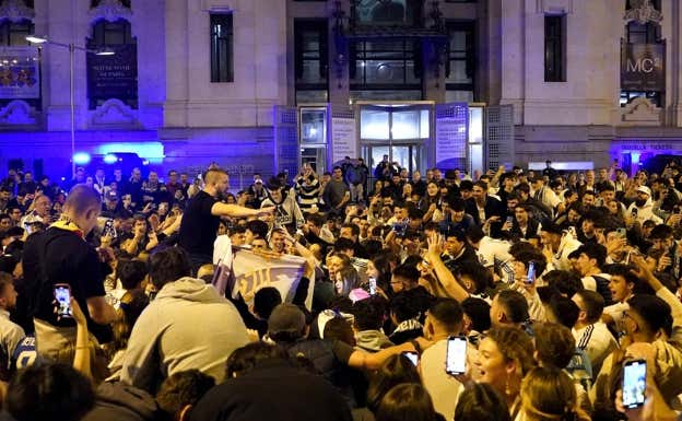 La celebración de la afición del Real Madrid en Cibeles.  REUTERS