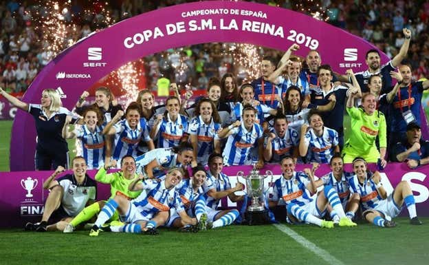 La Real Sociedad celebrando el título de la Copa de la Reina.  REAL SOCIEDAD