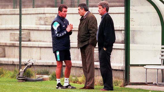 Heynckes habla con Lorenzo Sanz en la Ciudad Deportiva del Real Madrid. /IGNACIO GIL
