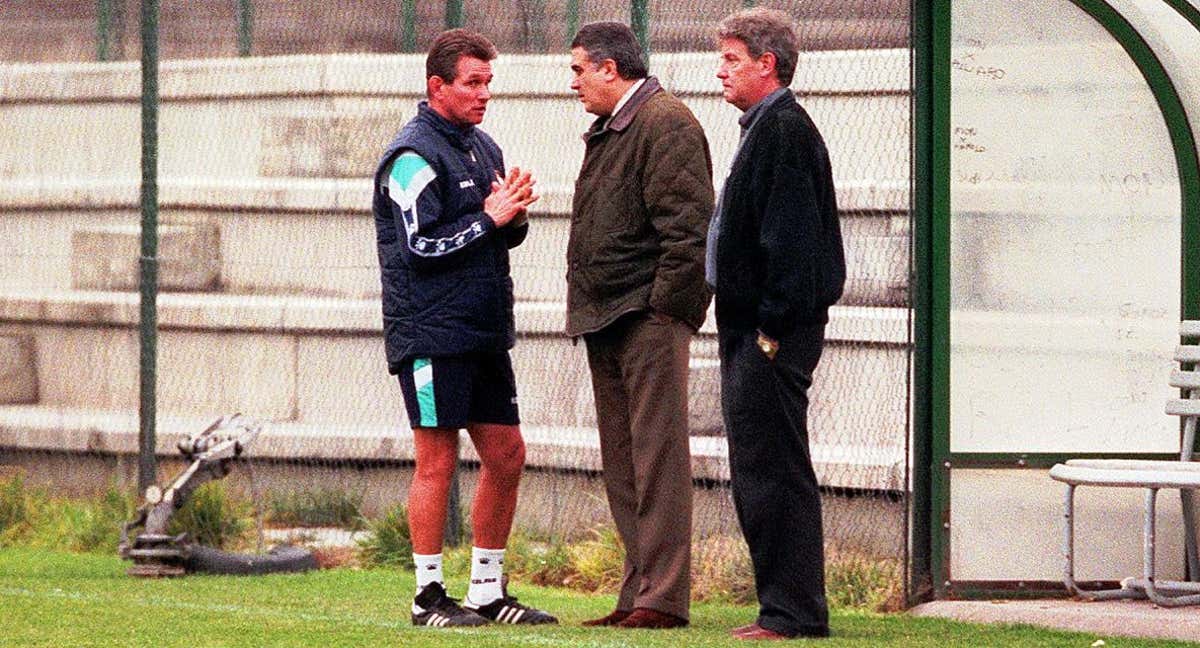 Heynckes habla con Lorenzo Sanz en la Ciudad Deportiva del Real Madrid.