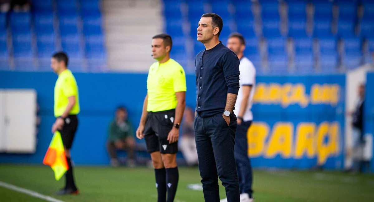 Rafa Márquez observa el partido del filial contra el Tarazona./FCB