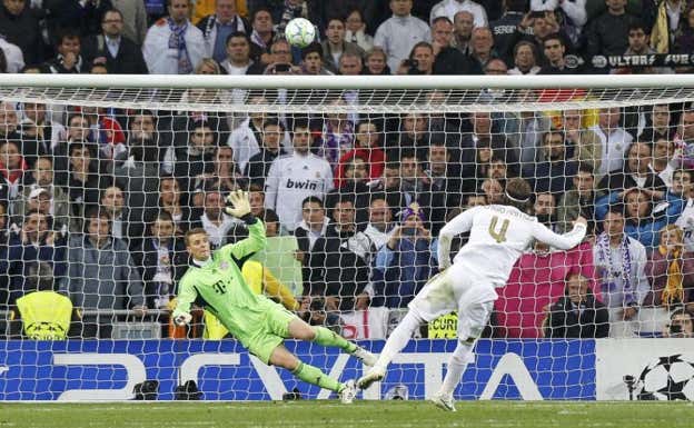 Sergio Ramos, en el momento de su lanzamiento de penalti. REUTERS
