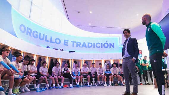 Claudio Giráldez y Marco Garcés con la plantilla del Celta. /RC Celta