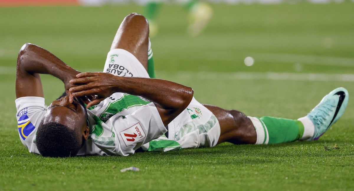 Bakambu, sobre el césped, tras lesionarse en el derbi.