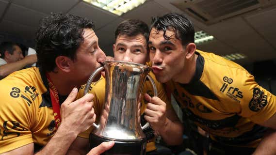 Jugadores de Burgos besan la Copa del Rey. /Recoletas Burgos Caja Rural