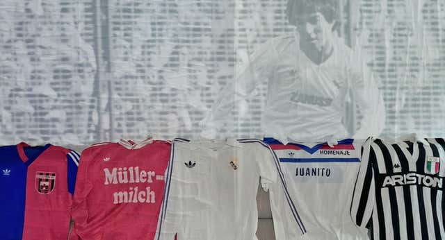 Las cinco camisetas más especiales de Juanito vuelven a casa 32 años después: «Cuando vi la foto no pude parar de llorar»
