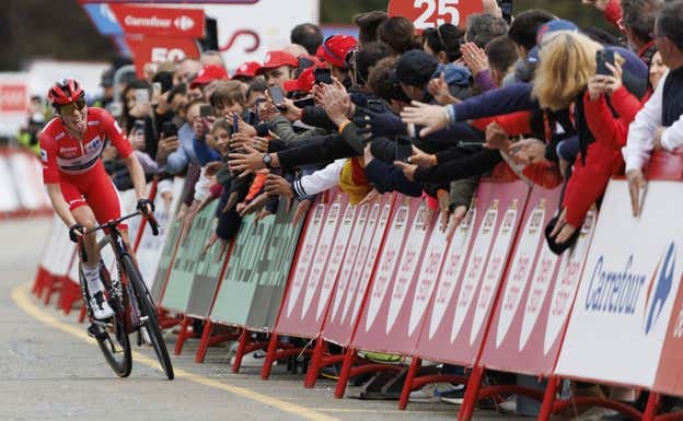 Demi Vollering celebra el triunfo en Valdesquí este domingo. EFE