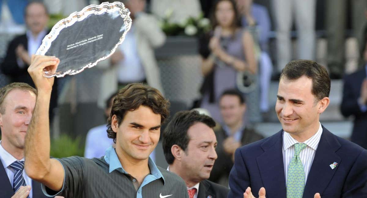 Federer con el trofeo de Madrid en 2009.