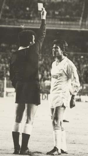 Juanito ve amarilla ante la Real Sociedad.  JOSÉ GARCÍA