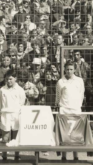 Las cinco camisetas más especiales de Juanito vuelven a casa 32 años después: «Cuando vi la foto no pude parar de llorar»