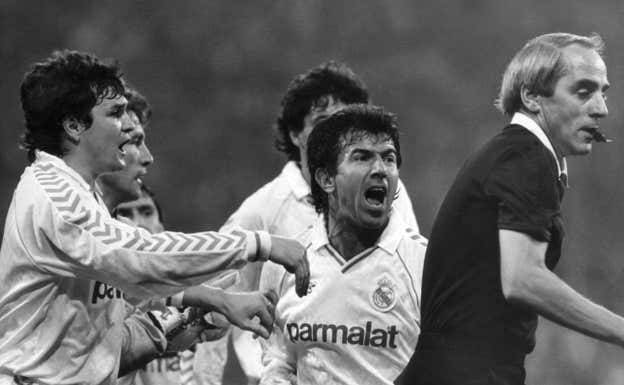 Juanito se queja al árbitro Valentine, en el Bayern-Real Madrid de 1987.  GETTY