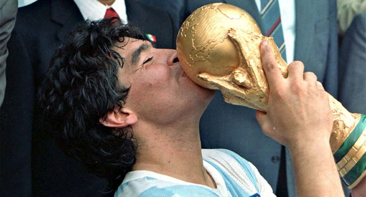 Diego Maradona besa la Copa del Mundo conquistada en 1986, meses antes de ganar el Balón de Oro./Archivo