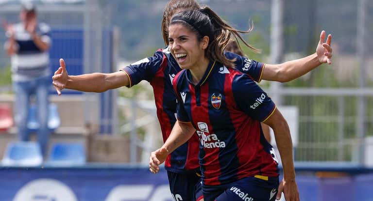 Alba Redondo celebrando su gol contra la Real Sociedad.