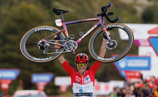 Demi Vollering levanta la bicicleta tras conquistar La Vuelta Femenina 2024 en Valdesquí. EFE