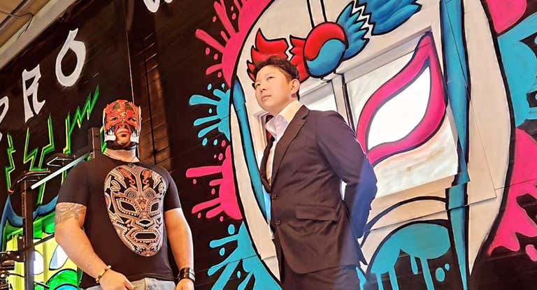 Black Avalon y el luchador coreano Shiho Hong durante un acto de Pro Wrestling Society.
