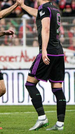 Harry Kane, con su modelo de botas de fútbol de Skechers.  Skechers