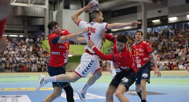 Los hermanos Dujshebaev guían a los Hispanos para ganar a Serbia y acercarse al Mundial