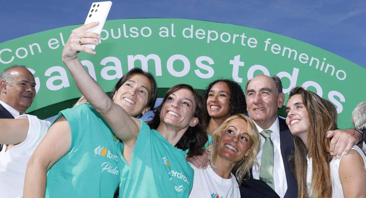 Ignacio Galán junto con las deportistas en el acto de Iberdrola celebrado este miércoles en Madrid. /Iberdrola