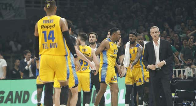 El entrenador de Maccabi pone el foco en Ataman y los árbitros tras la eliminación: «Me siento avergonzado, hubiera deseado que se decidiera por el baloncesto»