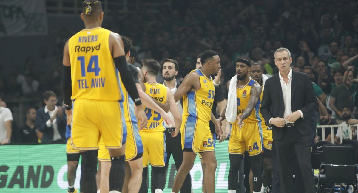 Oded Kattash, a la derecha, y la plantilla de Maccabi durante el quinto partido.