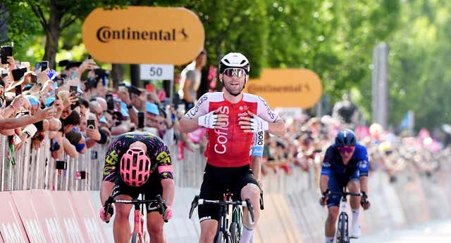 Thomas se lleva la primera fuga del Giro en un día marcado por las caídas