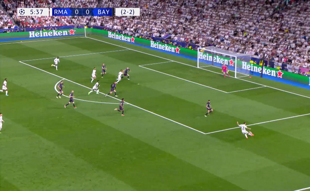 Carvajal centra con todo el tiempo del mundo ante el desmarque en ventaja de Rodrygo.  WYSCOUT