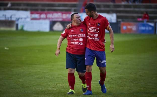 Albert Blázquez, con uno de los jugadores del equipo inclusivo del Olot.  UE OLOT