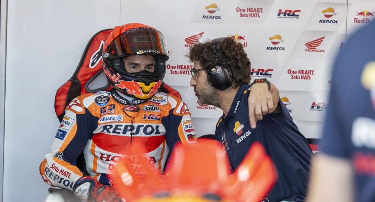 Marc Márquez descansa y habla en su box de Honda la pasada temporada
