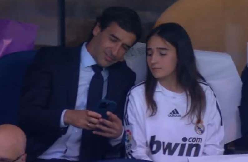 Alonso, Baptista, Raúl... y María: una camiseta del Femenino en el palco del Bernabéu