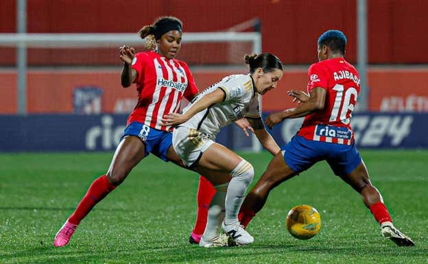 Zornoza ante Ludmila y Ajibade.  REAL MADRID FEMENINO