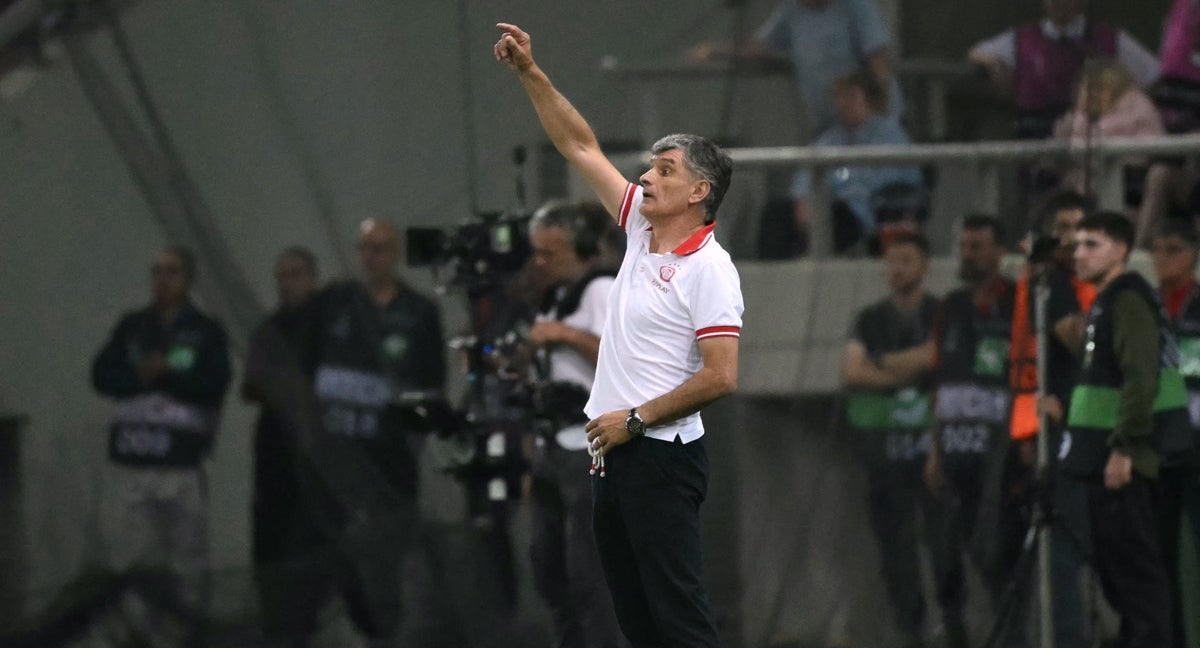 Mendilibar da órdenes en el Olympiakos.