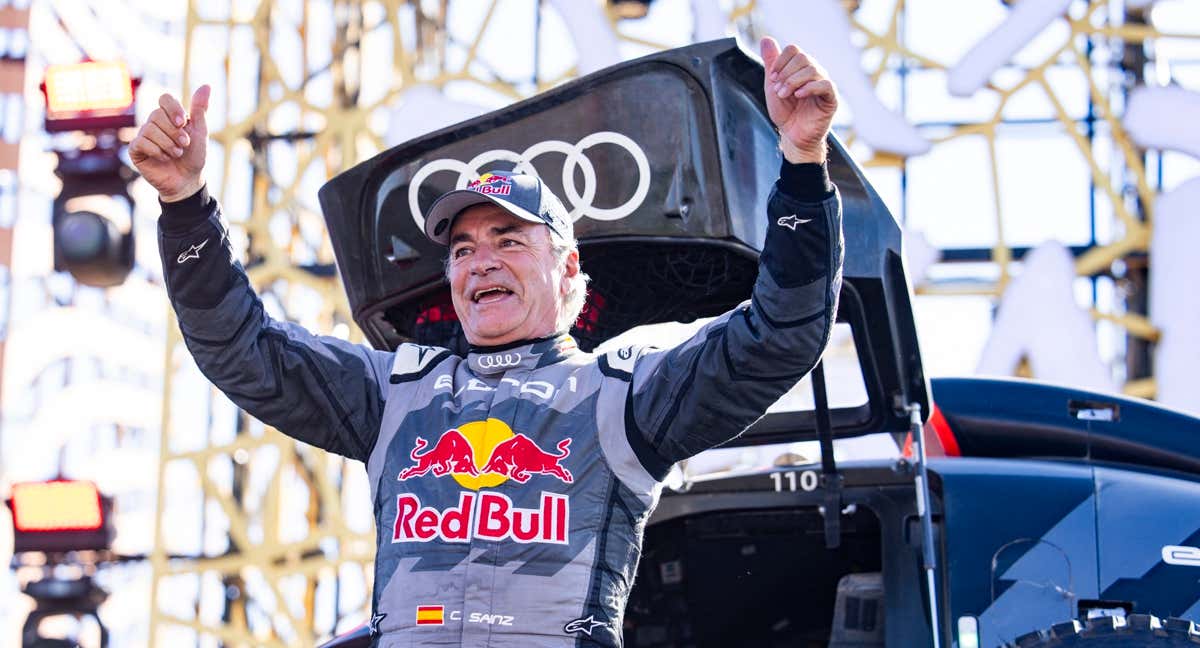 Carlos Sainz, celebrando su último Dakar.