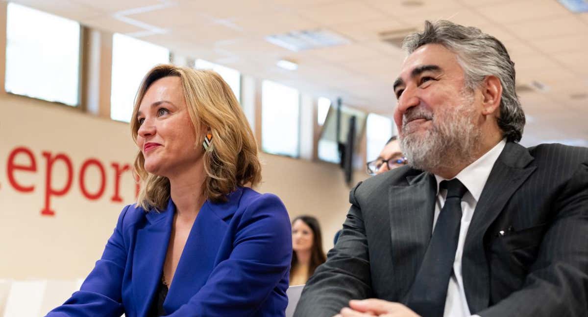 La ministra Pilar Alegría, con el secretario de Estado José Manuel Uribes.