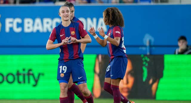 Vicky López juega como las mayores entre el abrazo de despedida a Sandra Paños de Mariona Caldentey
