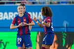 Vicky López juega como las mayores entre el abrazo de despedida a Sandra Paños de Mariona Caldentey
