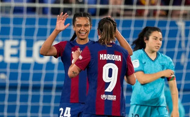 Esmee celebrando un gol con Mariona.  EFE