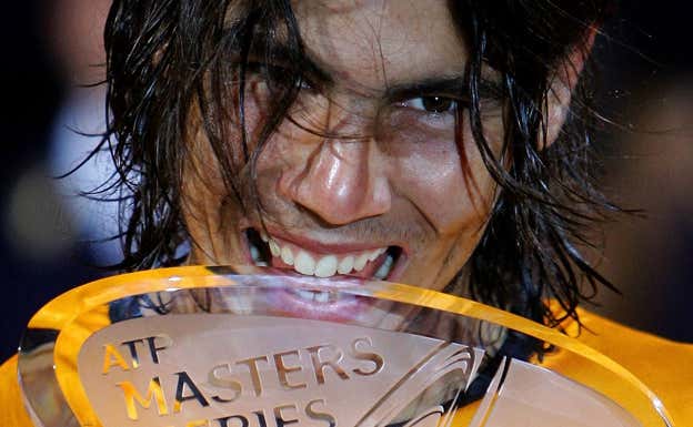 Nadal muerde el trofeo de Roma 2005.  REUTERS/Max Rossi