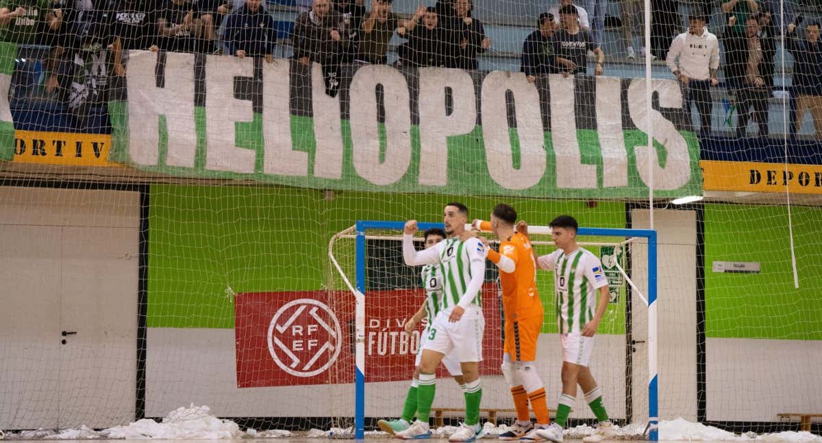 Piqueras celebra un gol en el pabellón Amate de Sevilla. /REAL BETIS FUTSAL