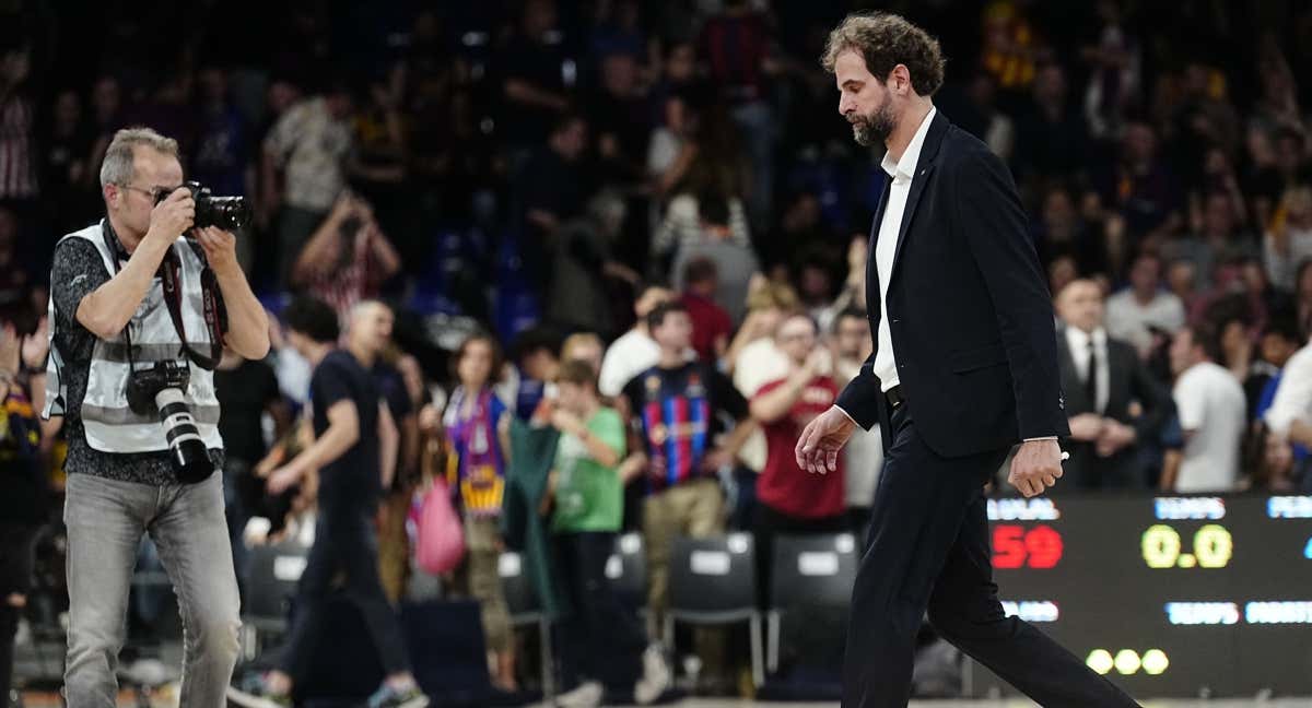 La foto de Roger Grimau y la figura de Juan Carlos Navarro que representan las turbulencias del Barça
